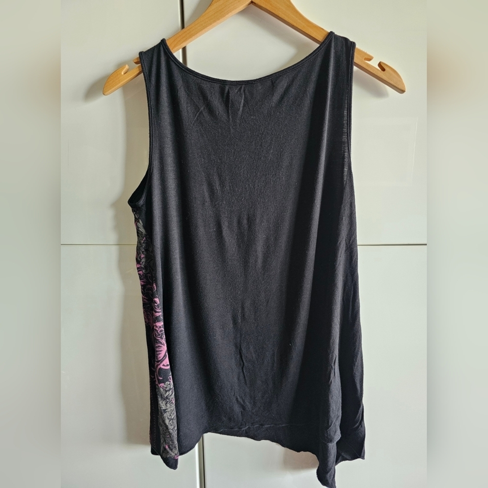 ✨ 3/$20✨ Breezy Shark Hem Sleeveless Burgandy Top - Picture 7 of 8